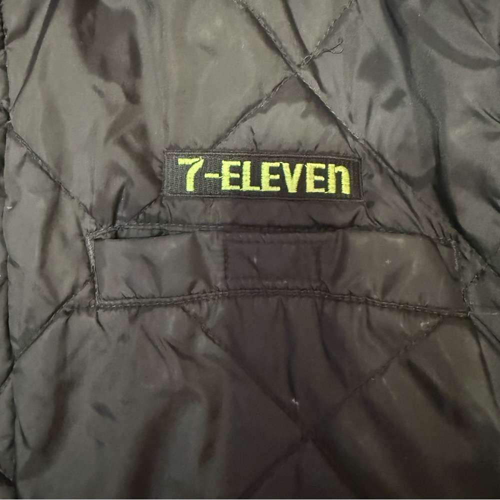 7-Eleven Black Quilted Puff Jacket | Sz M - Picture 4 of 4
